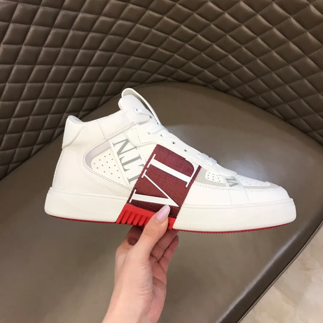 P460◾️▫️V L7N high-top calfskin lace-up sneakers. No man should be able to refuse this style. The classic color scheme is so handsome! Purchase a high-precision replica of the original version to instantly sell off the market currency! 6 VLTN logo rubber effect straps - Valentino Garavani Logo printed on the back and tongue, all materials are customized to ensure quality!  Size: Male 38-44 (45.46 customized)
